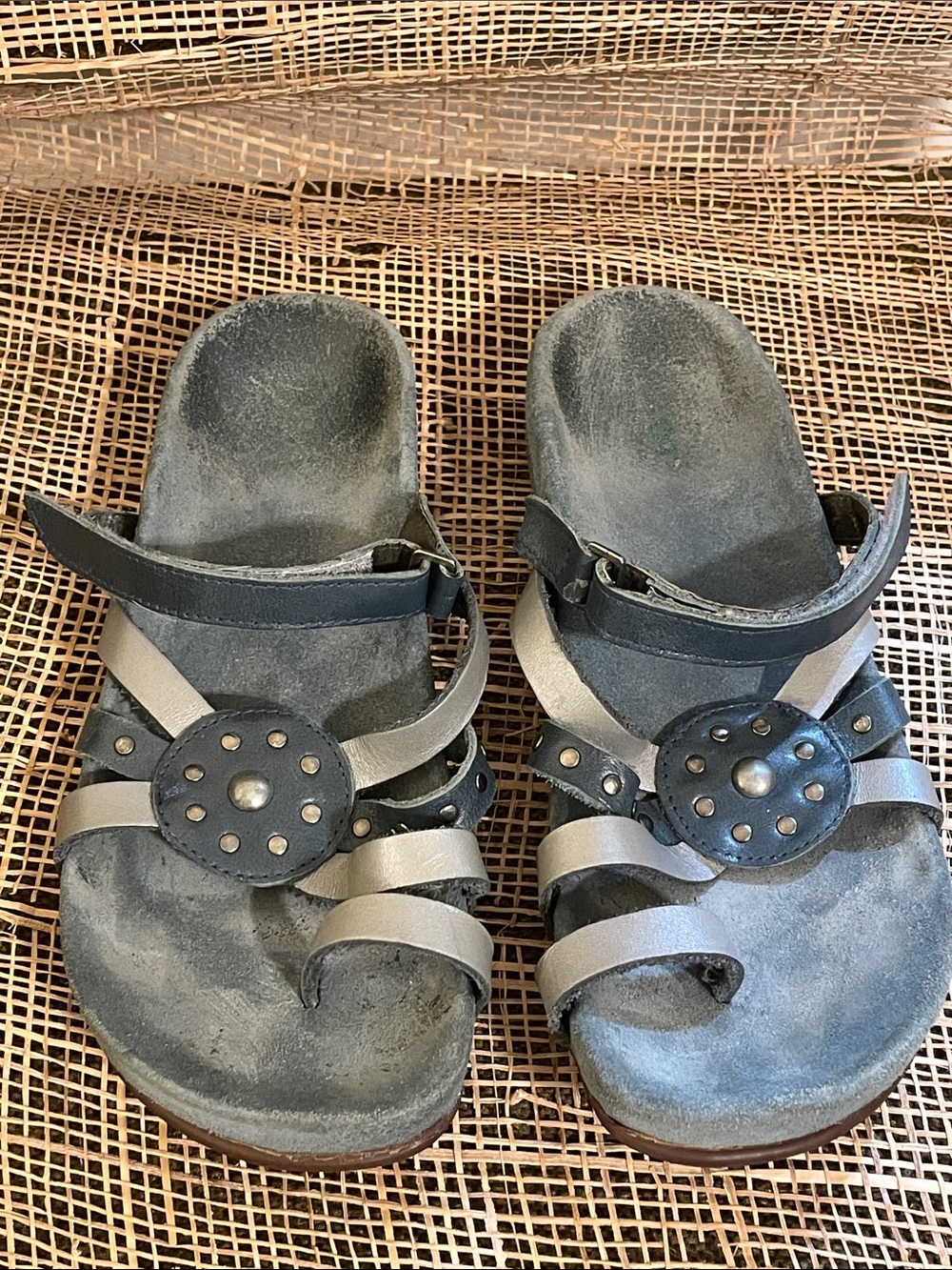 Women's Naot sz 39 Maraca strap stud detail toe ring Sandals Gray, silver